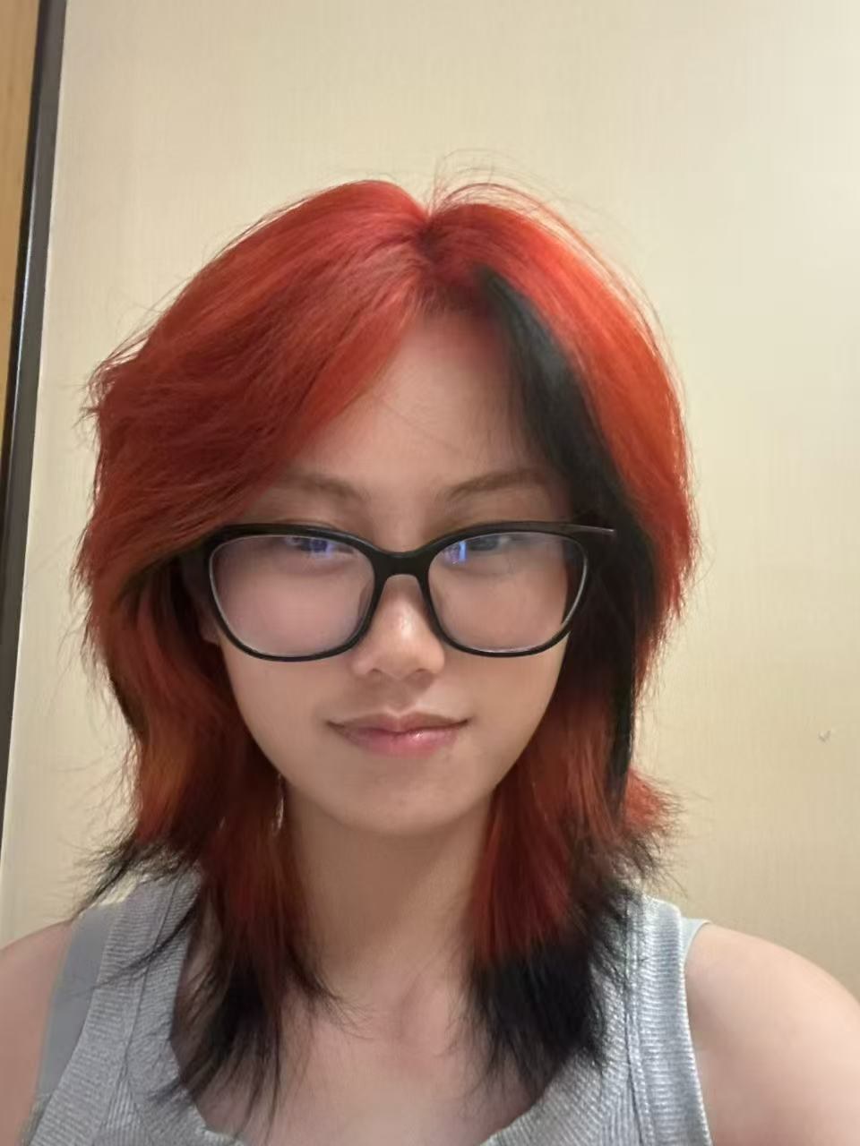 菜头的自拍，红色短发，戴黑框眼镜