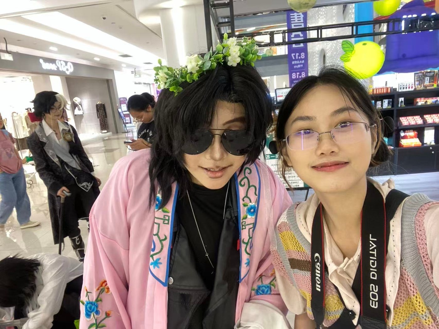 菜头和一位 coser 在商场里的合照